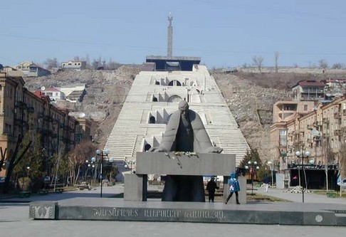 Помятник Таманян